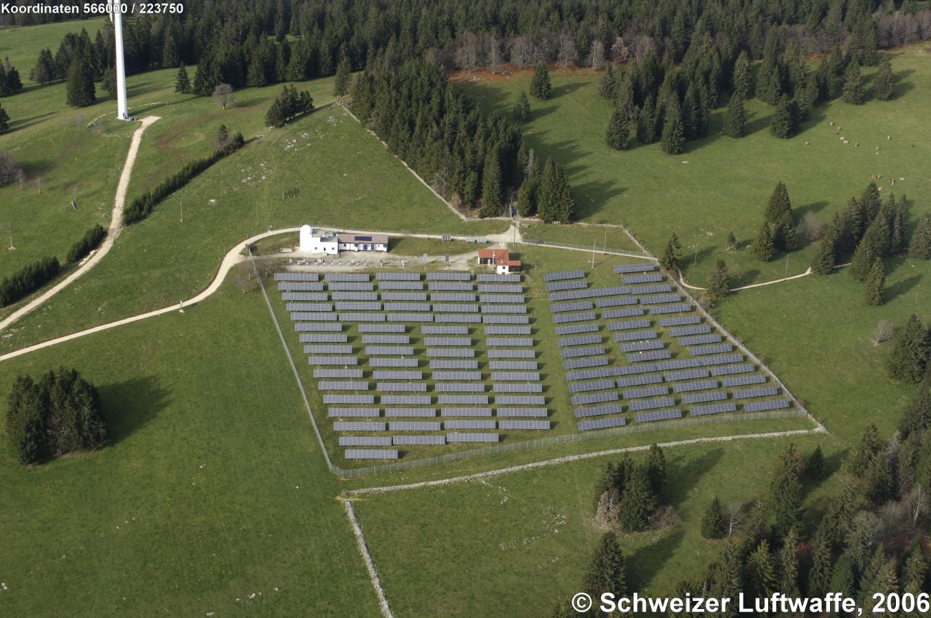 Mont Soleil, Observatoire et Centrale Solaire (Position 2'566'000.10, 1'223'822.01). Errichtet wurde das Sonnenkraftwerk im Februar 1992. Die Anlage speist 550 MWh Strom und versorgt damit 120 Haushalte. - Die Anlage dient vorrangig der Forschung.